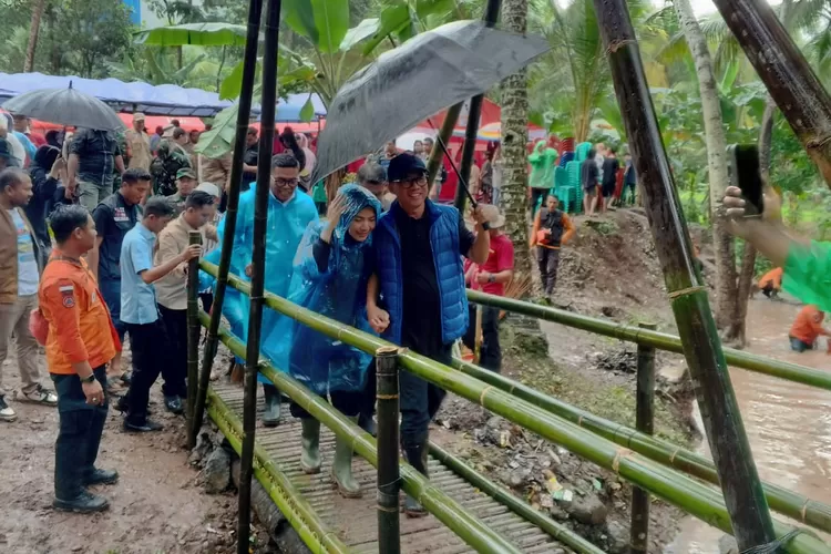 Usai menyapa warga Mendes Yandri mengikuti pembukaan HKSN 2024 bersama Mentri Sosial Saifullaah Yusuf, Ketua Umum SMSI pusat Firdaus, Danrem 064/MY Brigjen TNI Fierman Sjafirial Agustus, Gubernur Banten Terpilih Andra Sony, Bupati Serang Terpilih Ratu Zakiah dan Forkopinda Banten.