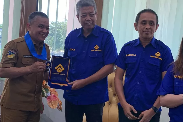 Wali Kota Palu, Hadianto Rasyid, menerima medali penghargaan dari jajaran DPW Partai Gema Bangsa Sulteng, Selasa 22 Juli 2025. (Foto: IST).