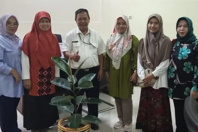 Salah satu penyerahan pohon dari DWP Disdik Depok di salah satu sekolah di Kota Depok. (ANDIKA EKA/RADAR DEPOK)