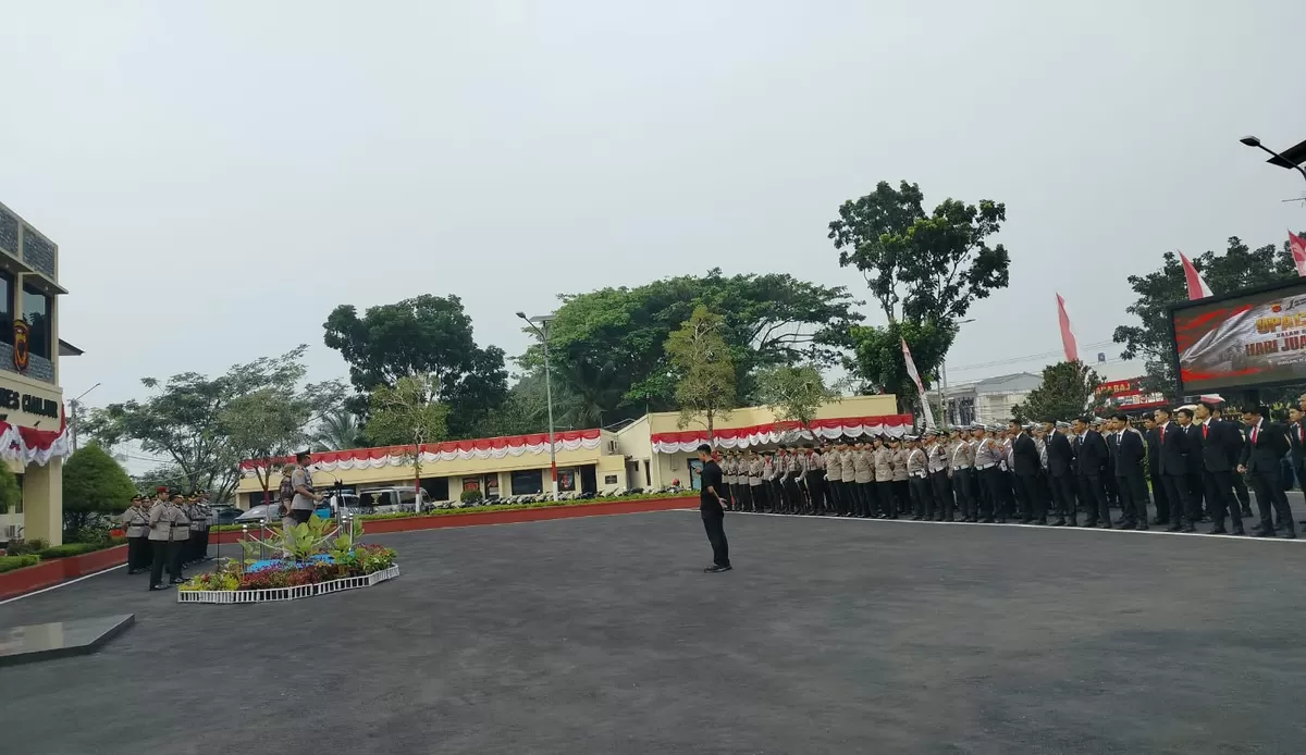 Suasana khidmat upacara Hari Juang Polri di Mapolres Cianjur yang menghadirkan sejarawan Hendi Jo untuk mengulas jejak perjuangan kepolisian. (FOTO: Ist)