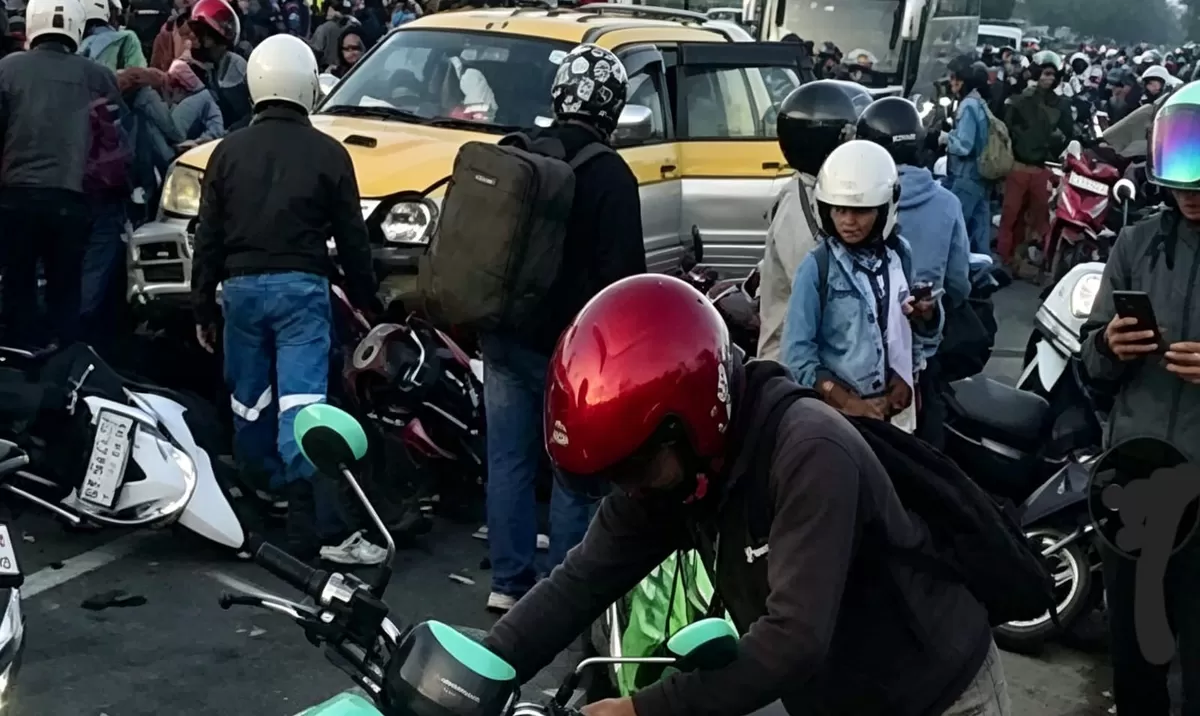 Kecelakaan beruntun satu unit mobil double kabin Mitsubishi Strada dan delapan sepeda motor terjadi di Simpang K Square,Batam. (Muhammad Kamil)