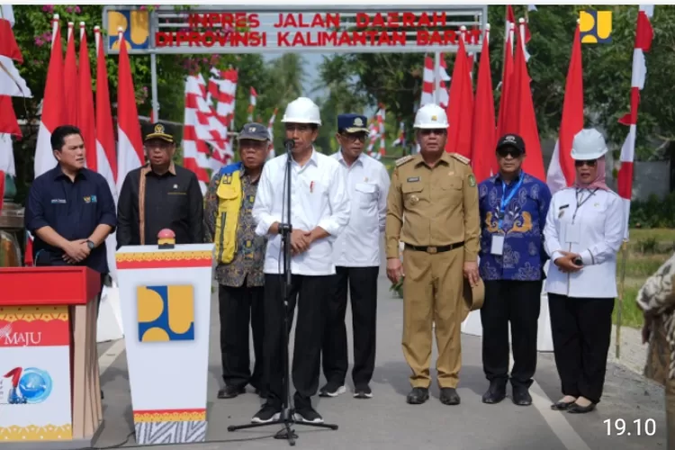 Menteri Pekerjaan Umum dan Perumahan Rakyat (PUPR) Basuki Hadimuljono mendampingi Presiden Jokowi meresmikan 24 ruas jalan yang ditangani melalui Inpres Jalan Daerah (IJD) di Provinsi Kalimantan Barat, 