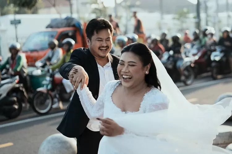 Pekerjaan Suami Boiyen Apa? Ini Profil dan Karier Rully Anggi Akbar (Instagram @boiyenpesek)