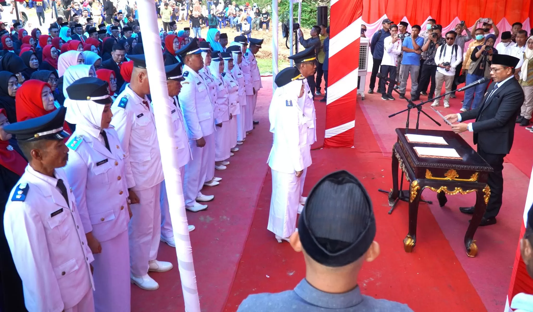 Bupati Konawe saat melantik ratusan pejabat pada  Februari lalu. 