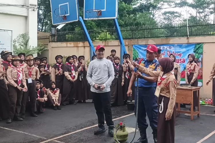 Pemberian materi Keisapsiagaan bencana oleh Damkar, pada kegiatan Perjusa di SMPN 24 Depok, yang terletak di Jalan Kramat, kelurahan Leuwinanggung, Kecamatan Tapos.  (ANDIKA EKA/RADAR DEPOK)