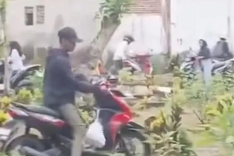 Viral Video Warga Jember Lewati Area Pemakaman (Tangkapan Layar)