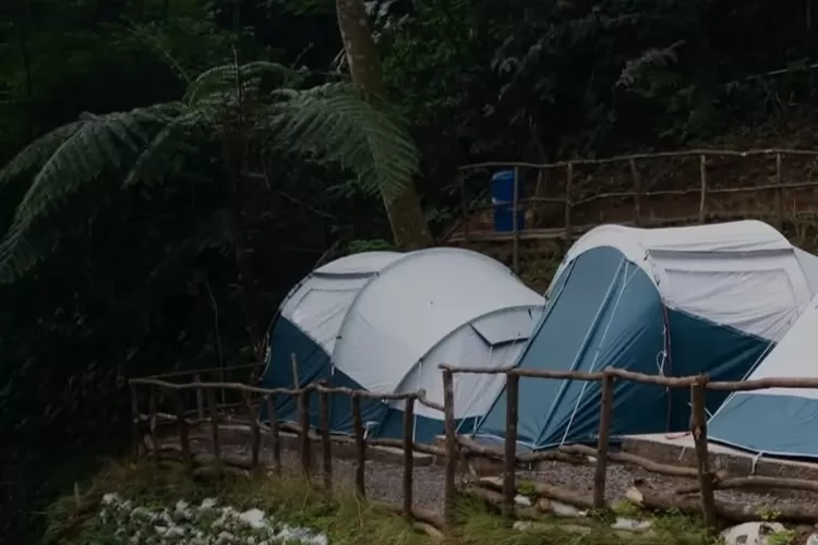 Mau glamping sambil menikmati udara sejuk khas puncak? Levi Camp bisa jadi pilihan terbaik untuk sobat RBG yang butuh suasana tenang dan bikin rileks.  Lokasinya ada di Curug Cibogo, Cibeureum, Kec. Cisarua Bogor. Hanya 5 menit saja dari Taman Safari.   Untuk harga mulai dari 400 ribuan, pengunjung 