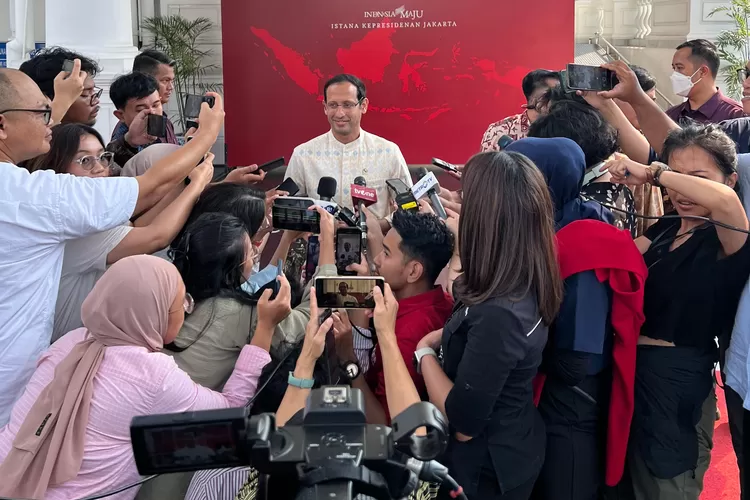 Mendikbudristek Nadiem Makarim menyampaikan pembatalan kenaikan UKT di Istana Merdeka usai bertemu Presiden Jokowi, kemarin (Kemendikbudristek )