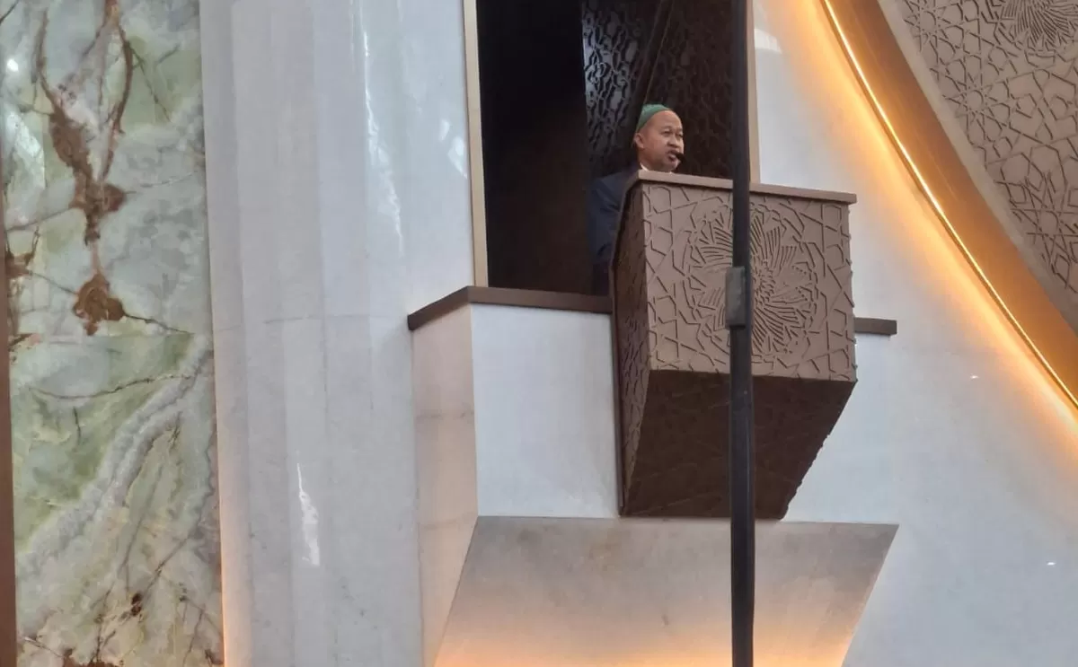 Dr. KH. Moh. Mahrus saat menyampaikan materi khutbah Jumat. (SketsaNusantara.id)