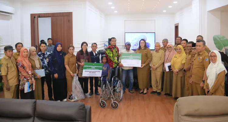 Penyerahan bantuan ATENSI, yang secara simbolis diserahkan Bupati Donggala, Vera Elena Laruni. 