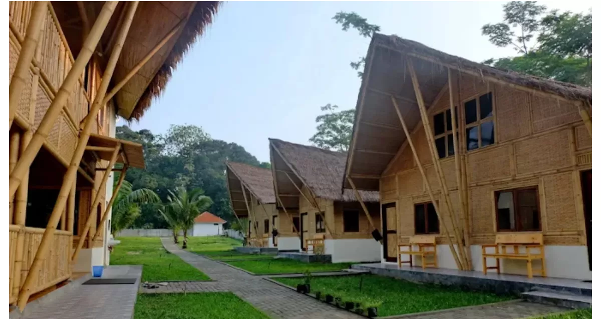 Wisatawan bersantai di Sawarna Paradiso, Desa Sawarna, menikmati keindahan alam dan suasana tradisional yang hangat.
