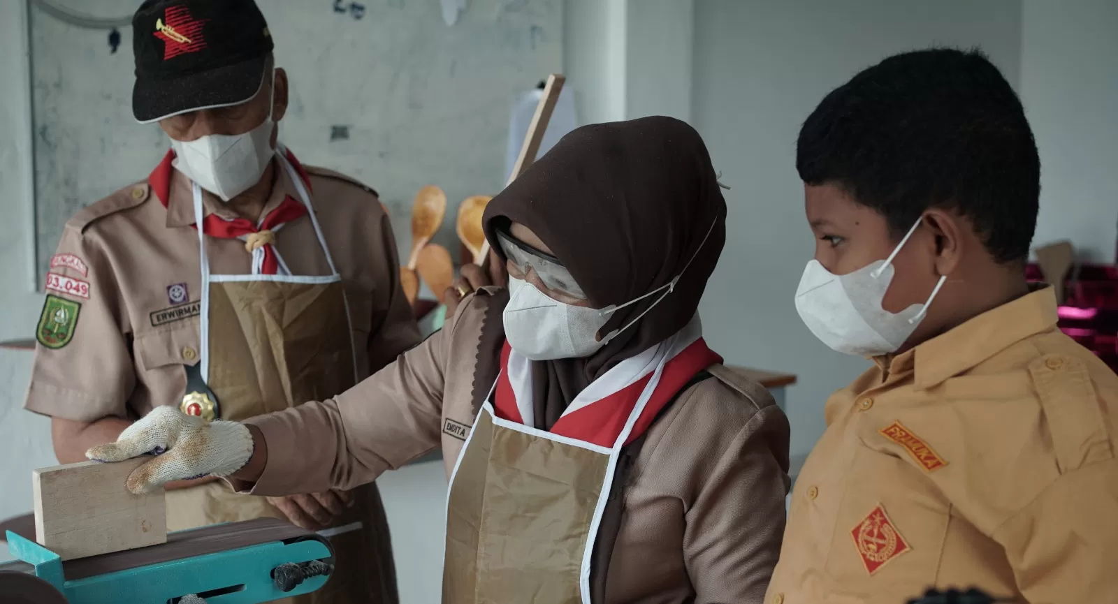 Setiap goresan di kayu menjadi simbol perjalanan siswa dalam menemukan potensi diri mereka.