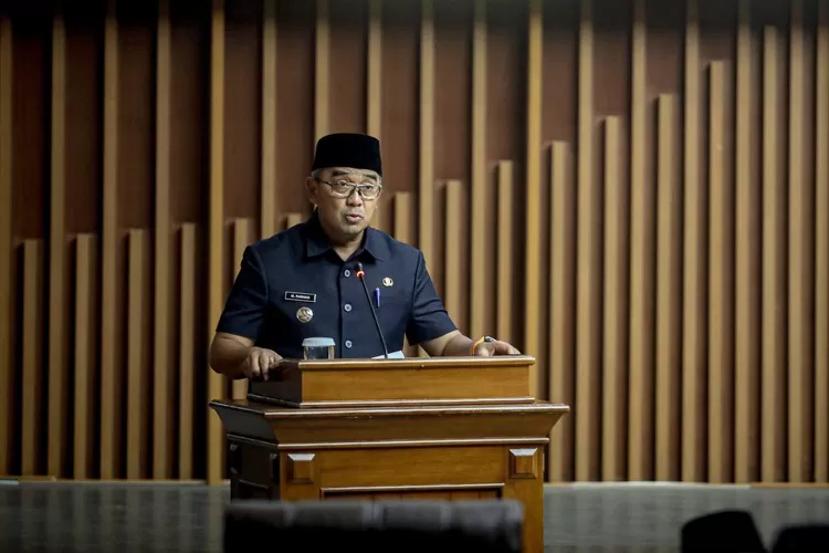 Wali Kota Bandung, Muhammad Farhan saat menyampaikan penjelasan atas Rancangan Peraturan Daerah (Raperda) Kota Bandung tentang Perubahan Anggaran Pendapatan dan Belanja Daerah (APBD) Tahun Anggaran 2025 dalam Rapat Paripurna DPRD Kota Bandung, Kamis 3 Juli 2025. (Foto/Humas Kota Bandung.)