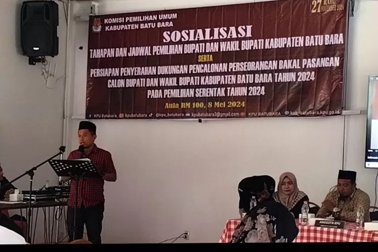 erwakilan dari Ketua KPU, Burhan dari Divisi hukum dan pengawasan membuka kegiatan sosialisasi Tahapan dan jadwal pilbup Batu Bara, Rabu, di aula RM 100, kecamatan Sei suka, Kabupaten Batu Bara (8/5/2024).
