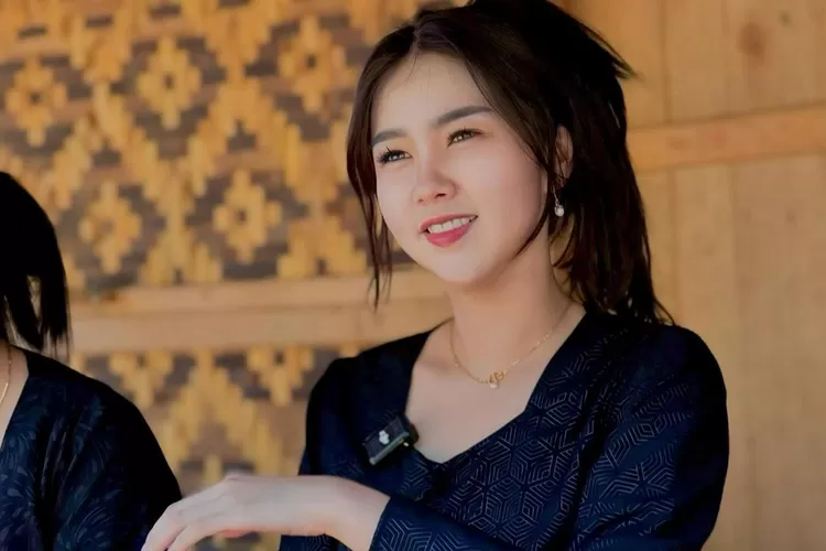 Selebgram Vilmei beri iPhone ke Rumsyah Baduy tanpa diminta (Foto: Gorajuara/ Instagram/ @vilmei)