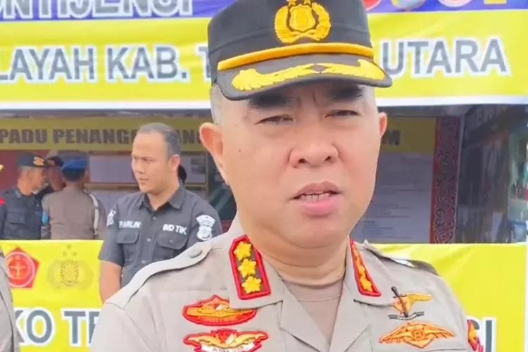 Kabid Humas Poldasu Kombes Pol  Dr. Ferry Walintukan Saat Memberikan Keterangan Kepada  Para Wartawan di Salah Satu Posko Bencana Tanah Longsor dan Banjir.