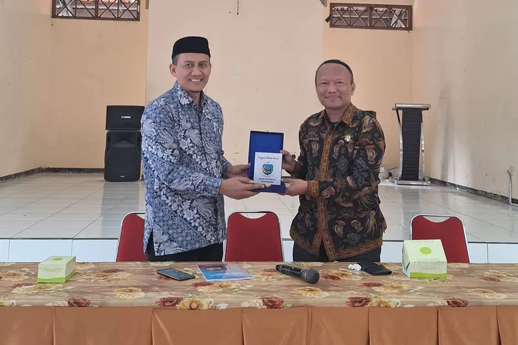 Cinderamata Kopi Buhun dari Kepala SMAN 1 Situraja Sumedang (GoraJuara.com/dok AKSI)
