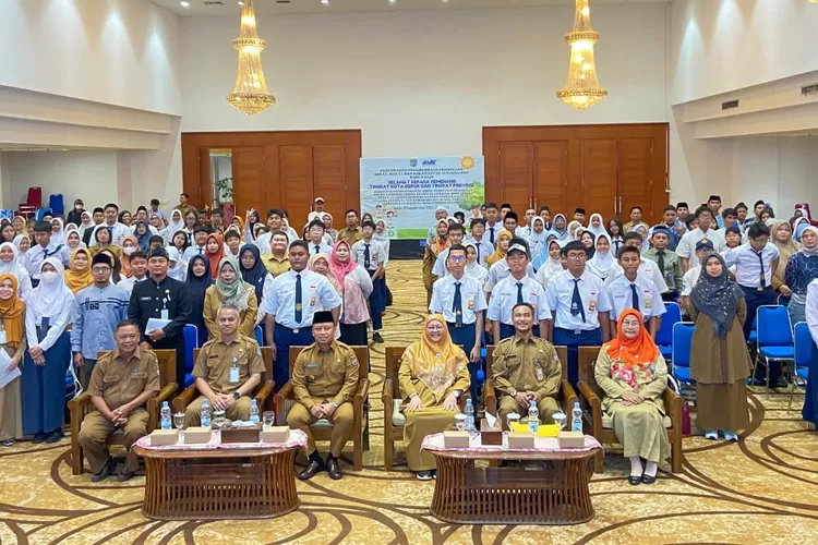 Walikota Depok, Supian Suri memberikan penghargaan kepada siswa SMP di di Aula Lantai 10, Gedung Dibaleka II, Senin (15/9). (ANDIKA EKA/RADAR DEPOK)