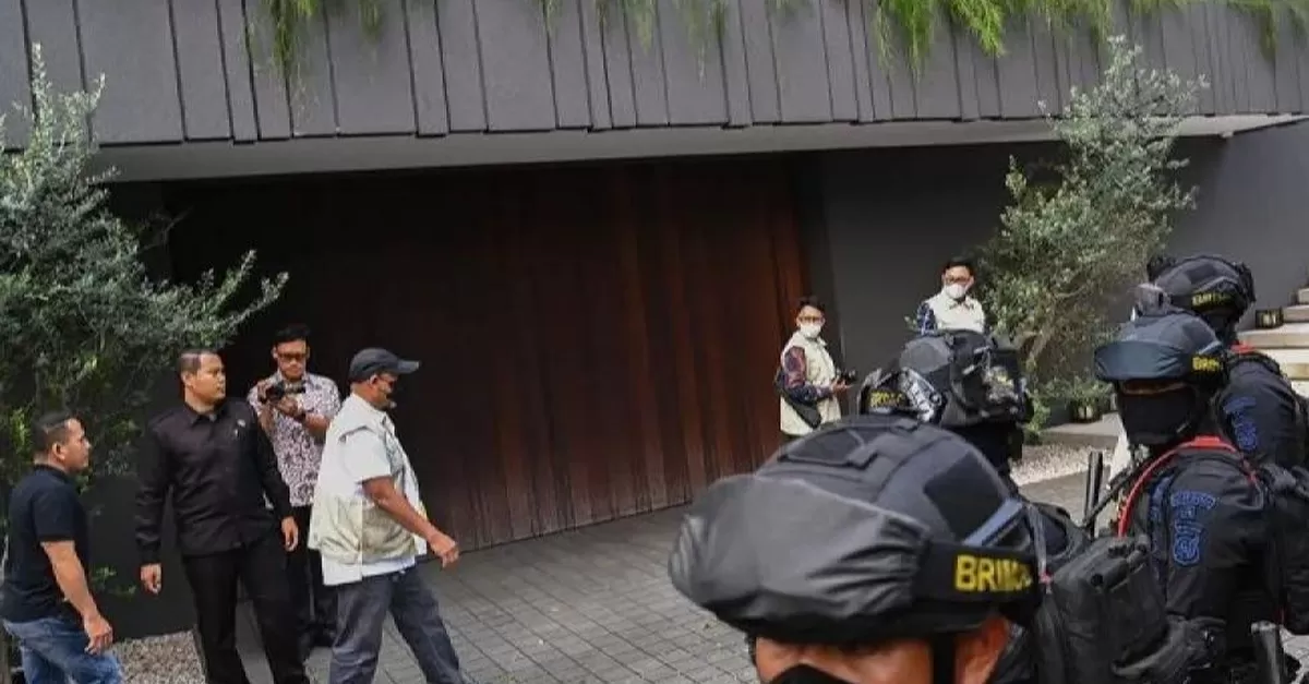 Penyidik KPK mendatangi rumah mantan Wakil Menteri Imigrasi dan Pemasyarakatan Silmy Karim di kawasan Brawijaya, Kebayoran Baru, Jakarta Selatan guna melakukan penggeledahan. 