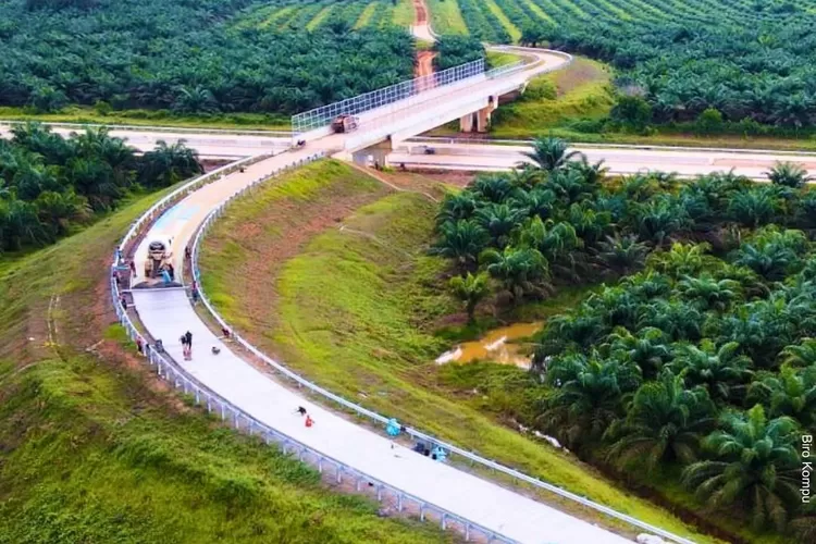 Proyek jalan tol di Sumatera Sleatan ini sebelumnya hampir mangkrak. Akan tetapi pembangunannya berhasil dilanjutkan dan ditargetkan rampung di tahun 2024. Tol ini bagian dari Jalan Tol Trans Sumatera (JTTS). (Instagram: kemenpupr)