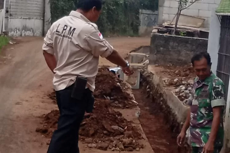 LPM bersama personel Babinsa Kelurahan Pangkalanjati Baru, Cinere, Depok mementau jalannya pembangunan yang dilakukan pokmas. (RADAR DEPOK)