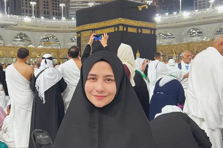 Prilly Latuconsina unggah foto saat di makkah (Sumber : https://www.instagram.com/prillylatuconsina96/)
