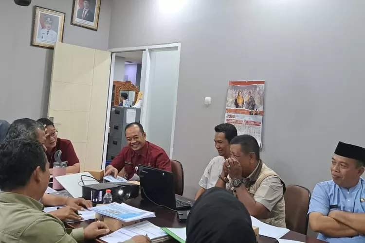 Lurah Pondok Cina, Nurman Hakim (Berbaju Merah) mendampingi Aparatur Kelurahan saat mengkaji musyawarah pada kegiatan lomba penilaian kelurahan dan pokmas swakelola Tingkat Kota Depok 2025, Selasa (9/12). (RISKY DWI LESTARI/RADAR DEPOK)