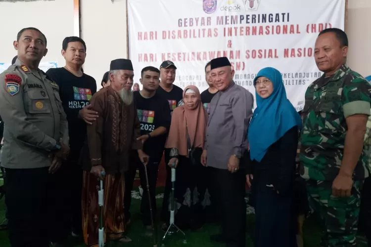 Walikota Depok, Mohammad Idris, bersama penyandang disabilitas dan para peserta yang hadi pada kegiatan tersebut di Tempat di Jl. Boulevard Grand Depok City, Sukmajaya, Depok, pada Jumat (22/12). (Atfal/RadarDepok)