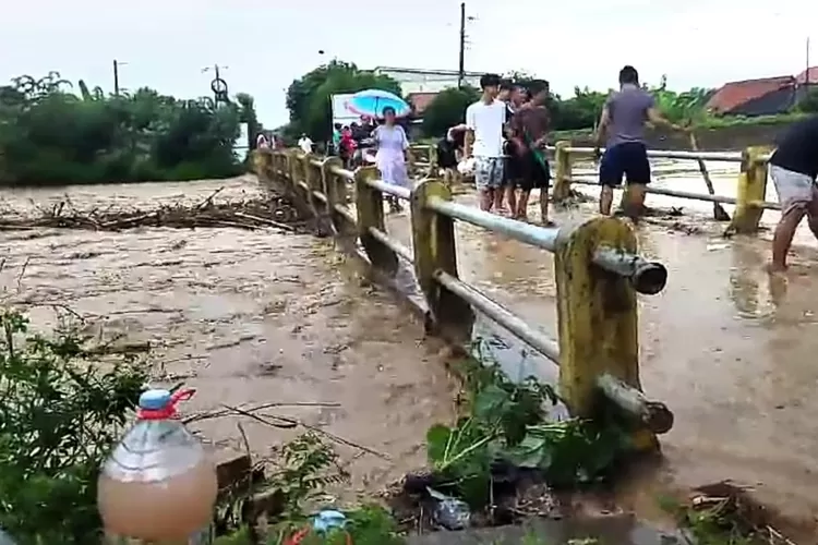 Warga menumpuk karung berisi pasir di bantaran sungai Waridin di Desa Kebonadem Brangsong.  ((Edi Prayitno /kontributor Kendal))