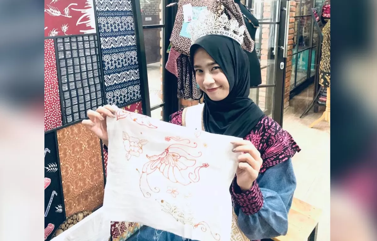 Lista Sri Rahayu melakukan kunjungan edukatif ke bengkel produksi Simkuring Batik Cianjuran. (FOTO: Ist)