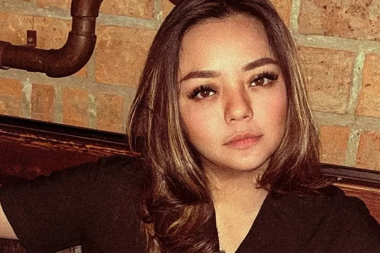 Gita Sinaga beberkan soal kebucinannya (Sumber : https://www.instagram.com/gitasinaga/)