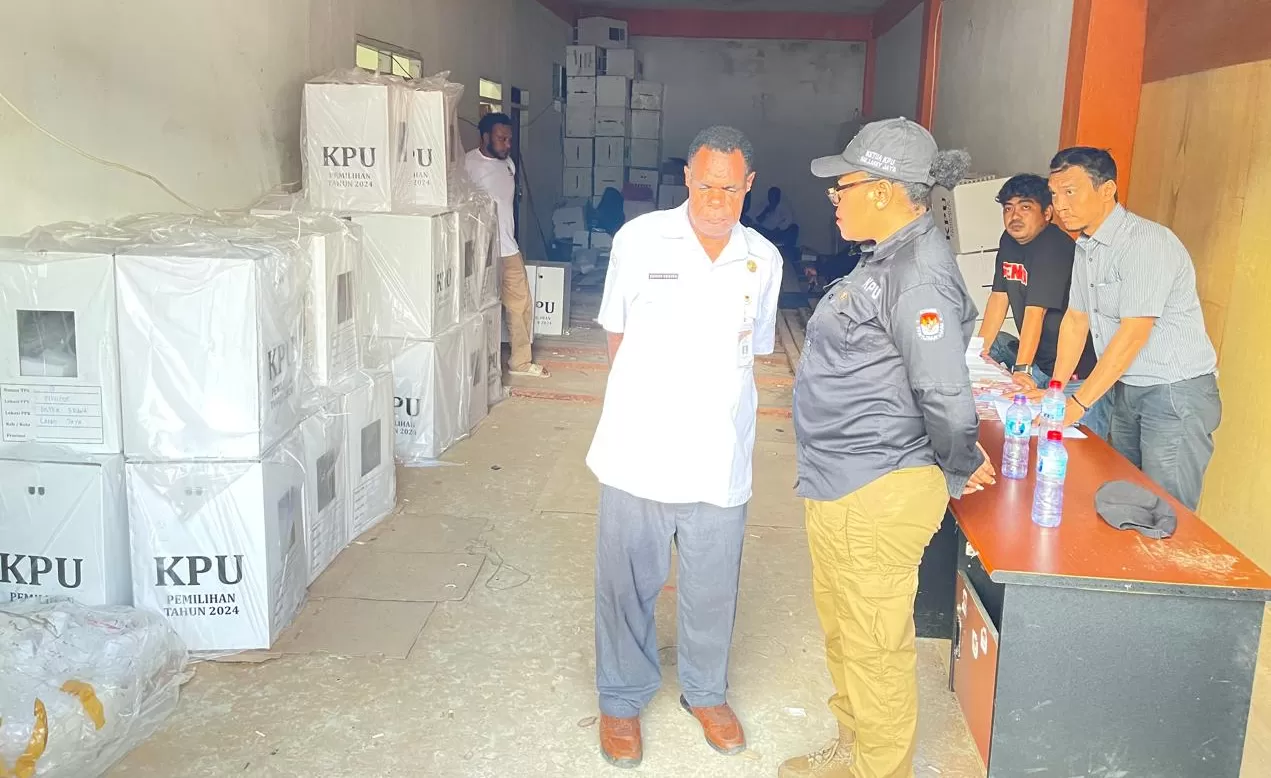 Ketua KPU Lanny Jaya Aminastri Kogoya memeriksa Gudang Logistik KPU Lanny Jaya di Tiom Senin (25/11/2024). (CENDERAWASIH POS/Deni Tonjau)