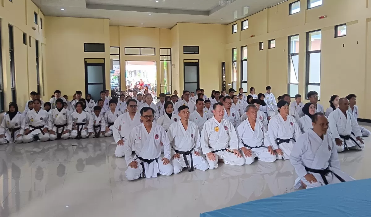 Ratusan karateka Inkanas Subang mengikuti ujian kenaikan sabuk di Aula Kanya Nagata Limpad Patari Polres Subang dengan penuh khidmat dan disiplin, Minggu, 19 April 2026