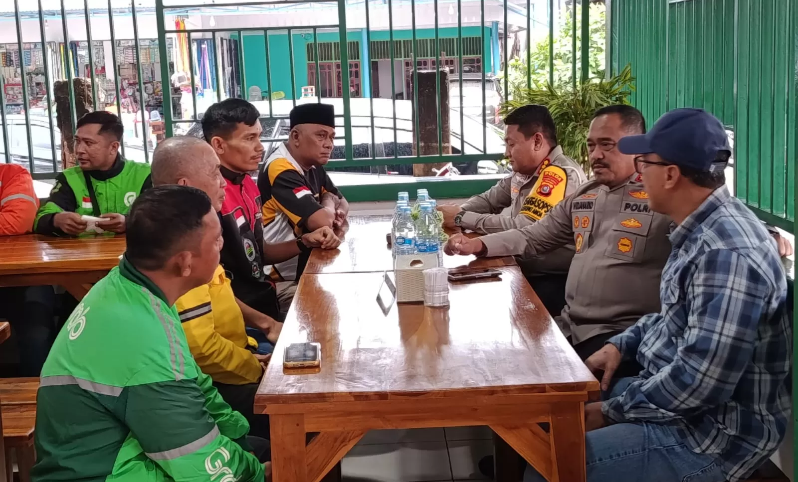 Kapolda Sultra saat buka bersama dengan komunitas ojok Kendari