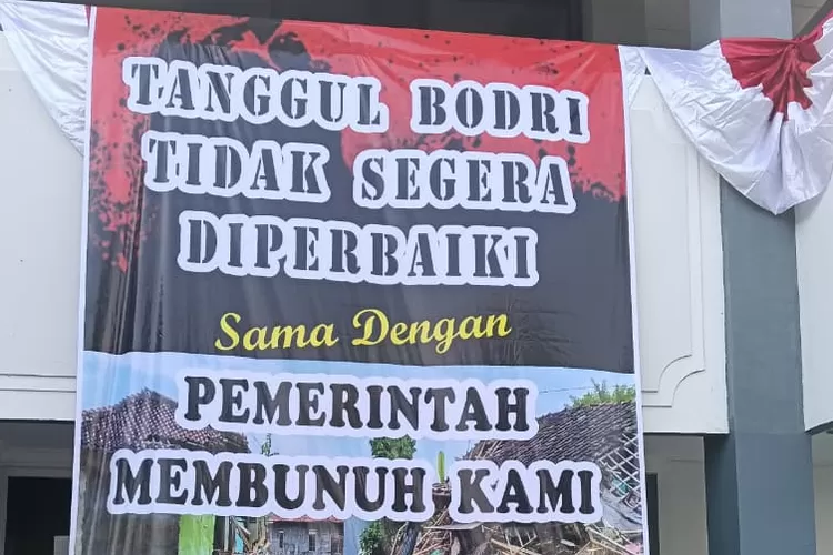 Poster khawatiran warga dengan kondisi tanggul kali bodri di gdung DPRD Kendal.  (dokumen)