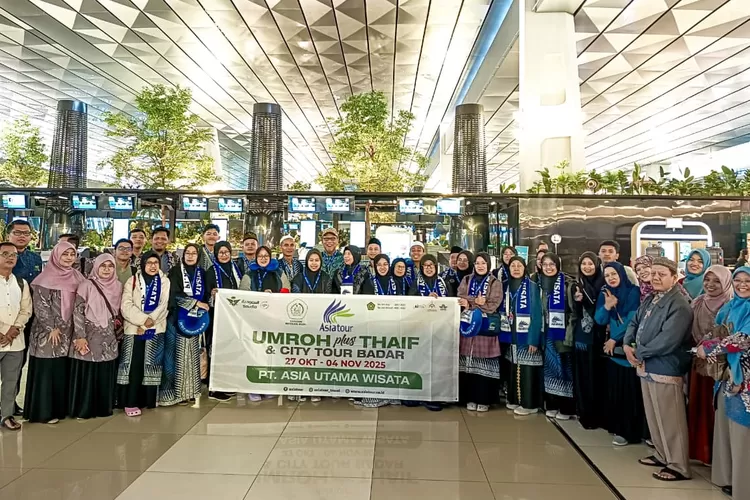 Foto bersama saat pemberangkatan Enam Guru SDIT Miftahul Ulum Cinere ke Tanah Suci.  (ANDIKA EKA/RADAR DEPOK)