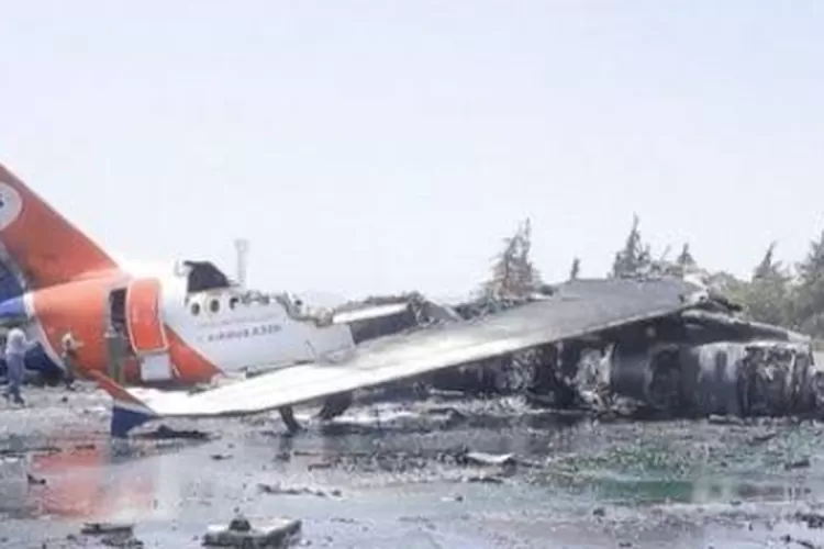 Israel kembali membombardir Bandara Yaman di ibu kota Sanaa dan diduga menghancurkan pesawat Yemenia Airways yang mengangkut calon jemaah haji Yaman.