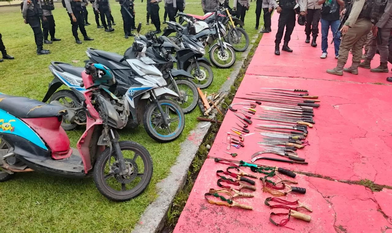 Anggota Polres Jayawijaya saat mengamankan 9 unit kendaraan tanpa plat nomor dan puluhan sajam saat melakukan Patroli gabungan  berskala besar dalam Kota Wamena Sabtu (27/9/2025) (CENDERAWASIH POS/DENI TONJAU)
