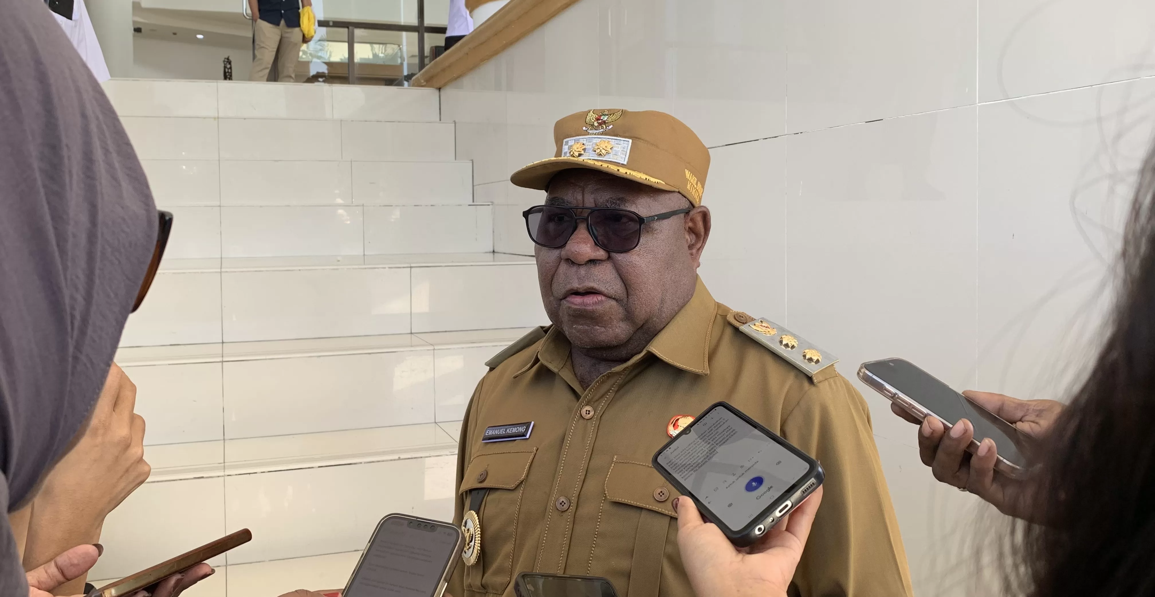 Wakil Bupati Mimika, Emanuel Kemong, saat diwawancara di Kantor Pusat Pemerintahan Mimika, Senin 1 September 2025. (CENDERAWASIH POS/WAHYU WELERUBUN)