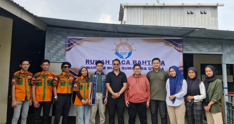 Pengurus BP MPI Sumut dan Maritim Muda Nusantara Sumut saat sesi foto bersama setelah peresmian rumah baca BAHTERA