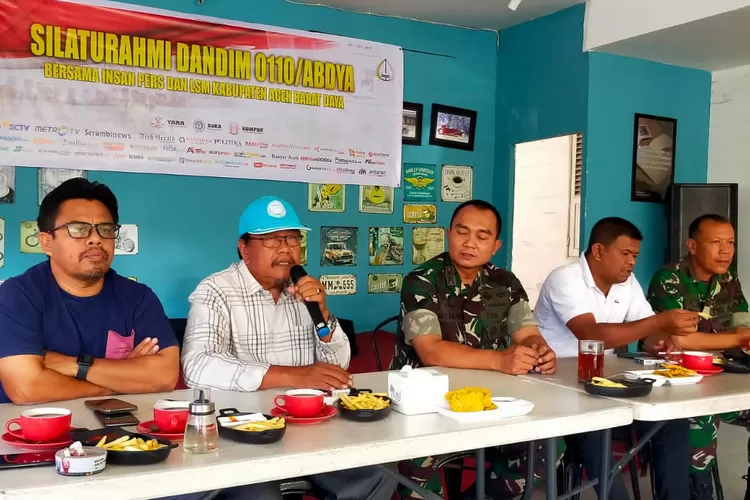 Ketua PWI Abdya, Drs H Zainun Yusuf (topi biru) saat temu ramah dengan Dandim 0110/Abdya, Letkol Inf Beni Maradona dalam acara silahturahmi dengan kalangan wartawan dan LSM di kabupaten setempat, Sabtu (24/2)