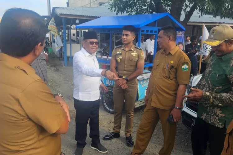 Anwar Idris (baju putih) saat melihat kondisi jalan Keudee Matang Geulumpang Dua - Keudee Jangka.