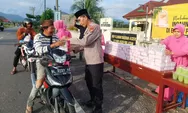 Polsek Kluet Selatan Bersama Bhayangkari Bagikan Takjil ke Pengguna Jalan
