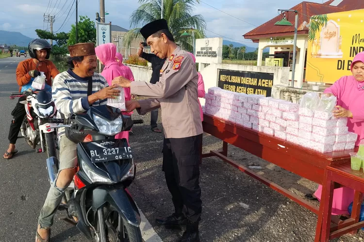 Menjelang berbuka puasa Polsek dan Bhayangkari Kluet Selatan bagi-bagi takjil pada penggina jalan.(realitasonline.id/zul)