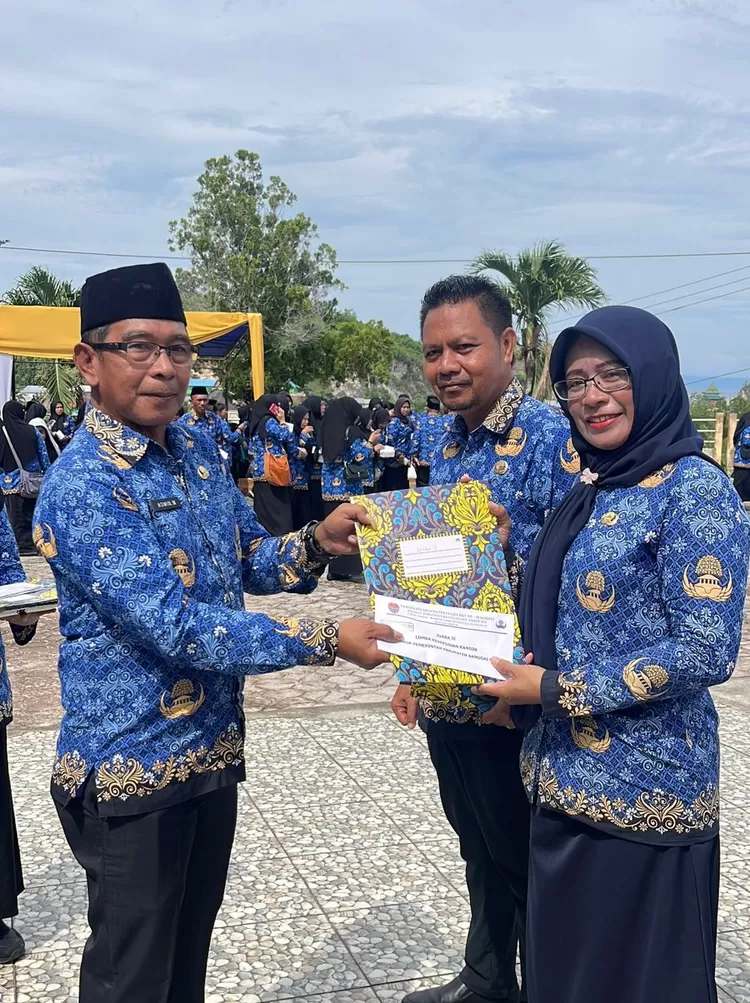 Plt. Kepala BKPSDMD Maryani Yusuf Tolani, SE.,M.Si terima penghargaan lomba kebersihan dan keindahan kantor. (Foto : Metro Sulteng)