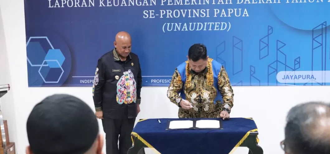 Bupati Biak Numfor Markus Oktovianus Mansnembra saat menyerahkan LKPD Tahun 2024 kepada BPK RI Perwakilan Provinsi Papua dan ditandatangani. (DOK PEMKAB BIAK)