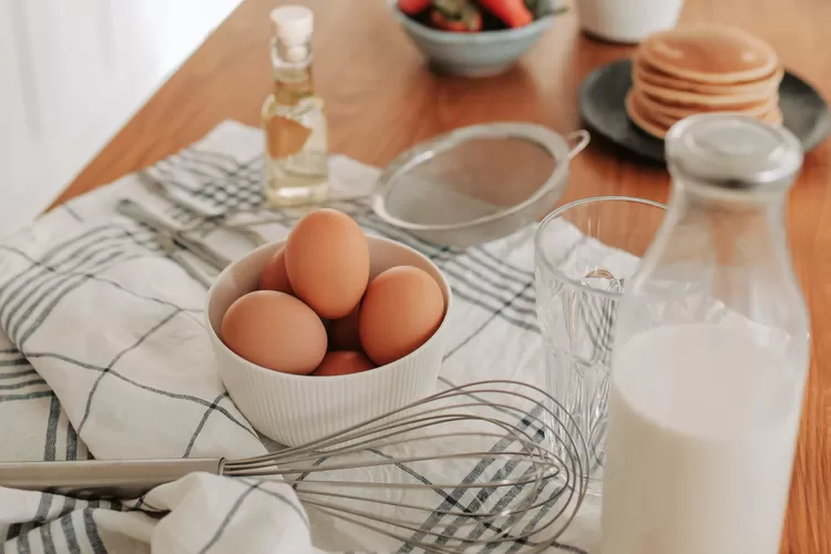 Susu dan telur termasuk rekomendasi makanan berbuka puasa tinggi protein yang mudah dicari (Pexels Vlada Karpovich)