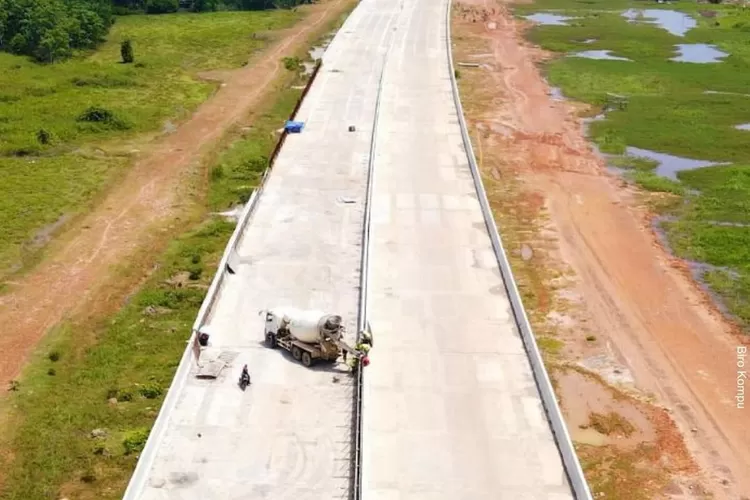 Sumatera Selatan siap merampungkan pembangunan jalan tol megah sepanjang 111 kilometer di tahun 2024 ini. Proyek ini bagian dari Jalan Tol Trans Sumatera (JTTS). (Instagram: kemenpupr)