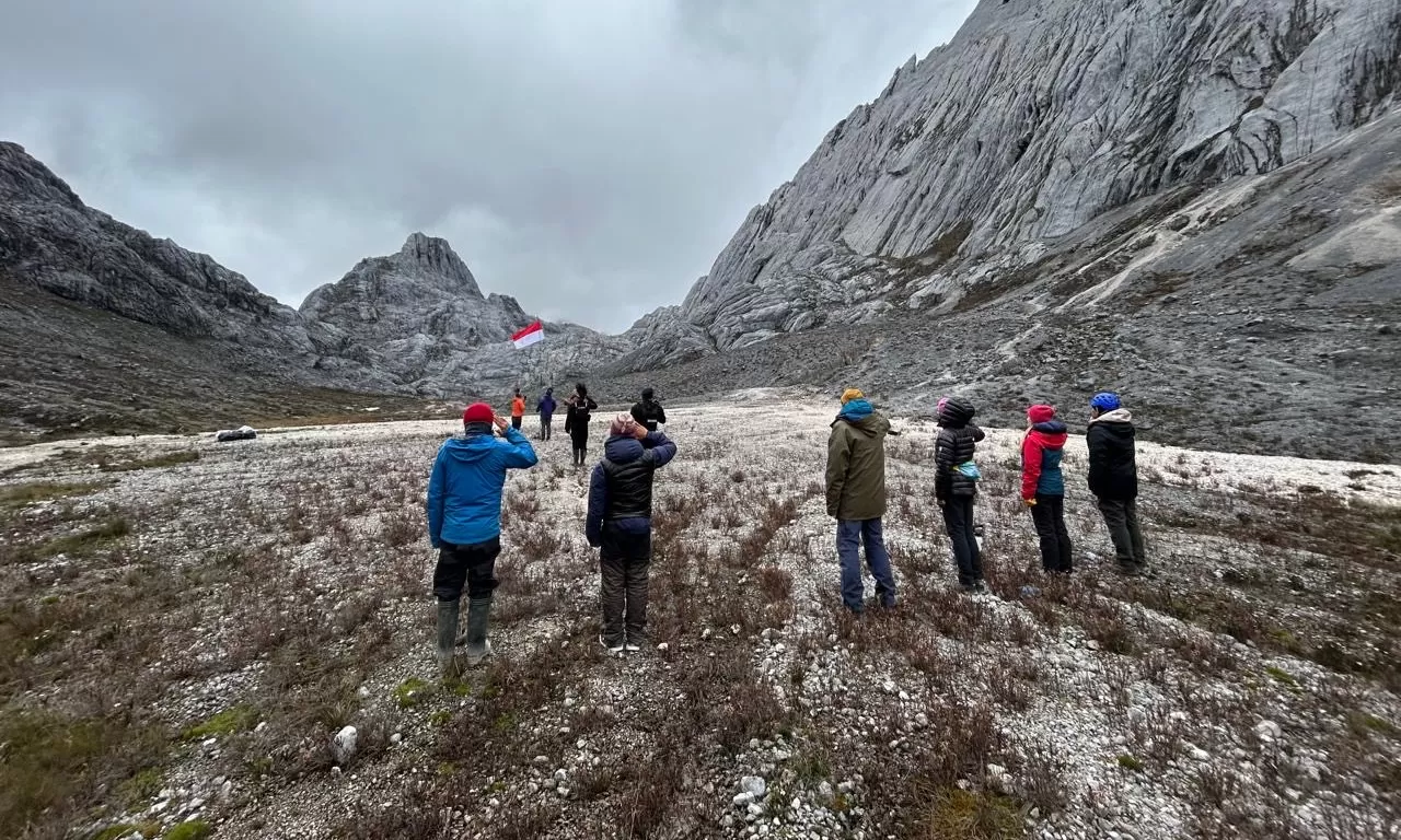 Momen pengibaran bendera pusaka di Lembah Kuning, Puncak Cartensz. (Dok Pribadi)