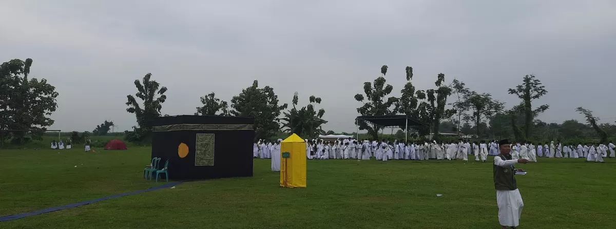 Para murid MI sedang melaksanakan manasik haji di lapangan Kecamatan Diwek, Kabupaten Jombang. (SketsaNusantara.id)